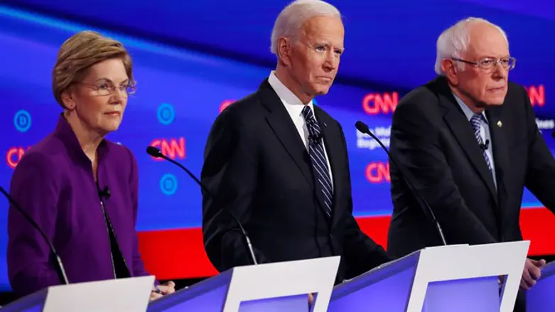 סנדרס (מימין) עם ביידן לצידו