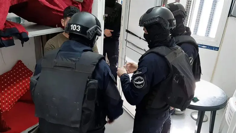 סוהרים בכלא עופר. ארכיון