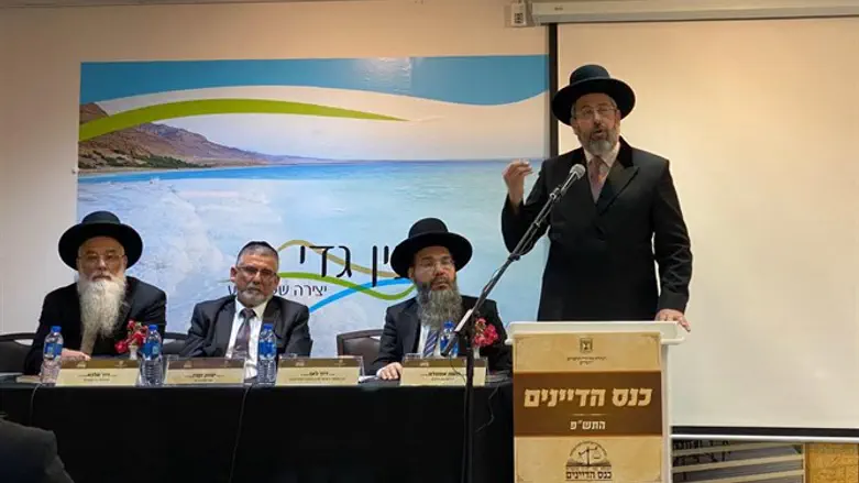 Rabbi Lau at assembly