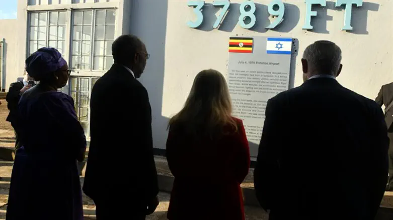 ראש הממשלה מול שלט הזיכרון