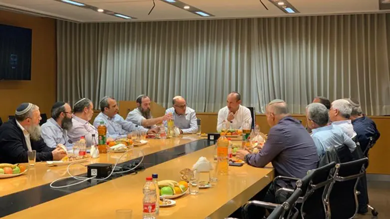 השר בנט במפגש עם ראשי מועצת יש"ע