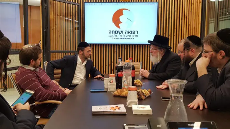 אייכלר במשרדי "רפואה ושמחה"