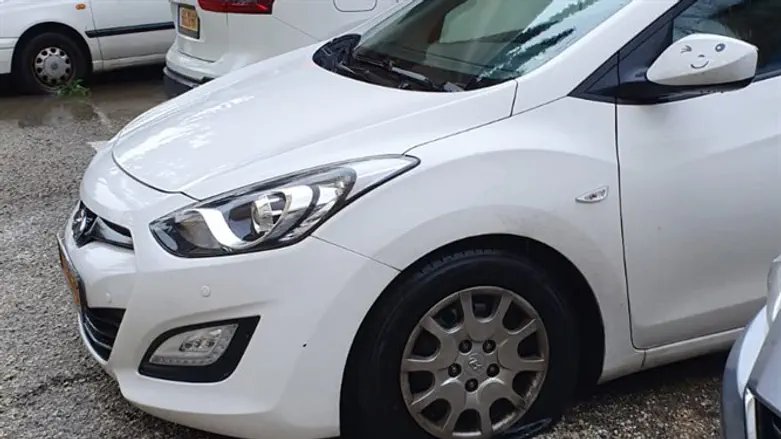 אחת המכוניות שצמיגיה נוקבו