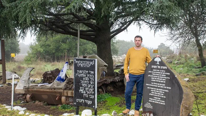 אביתר ליכטמן ליד עץ הארז שניטע בנגמ"ש השרוף ברמת הגולן