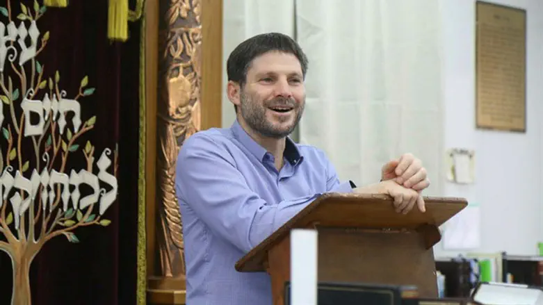 שר התחבורה בצלאל סמוטריץ מעביר שיעור גמרא לתלמידי ישיבת תפוח שב יישוב כפר תפוח