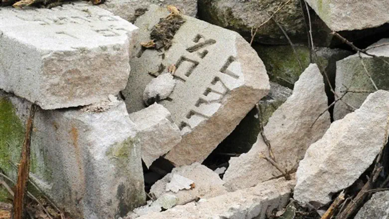מצבות שבורות בבית עלמין יהודי במולדובה
