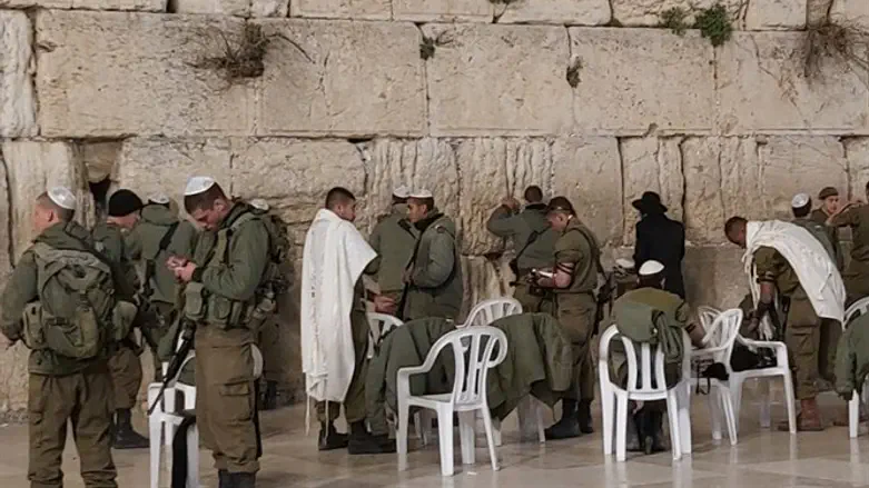 החיילים מתפללים בכותל המערבי