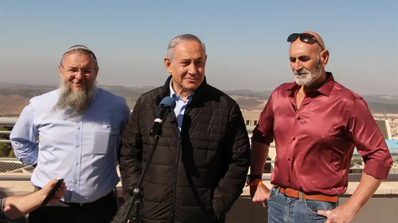 האם החלת הריבונות היא רק הבטחה לצורכי בחירות? נתניהו בסיור בגוש עציון