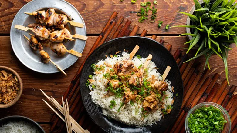 שיפודי פרגית במרינדת קרם קוקוס