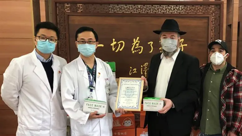 Rabbi Greenberg donates face masks to Children's Hospital of Fudan University