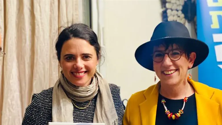 ח"כ שקד מקבלת את התעודה ממלי שטריגלר תושבת עפרה