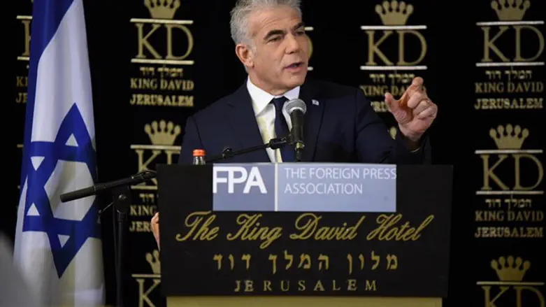 לפיד בתדרוך