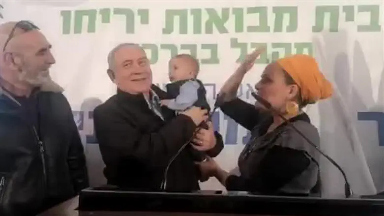 Биньямин Ариэль на руках у Биньямина Нетаньяху