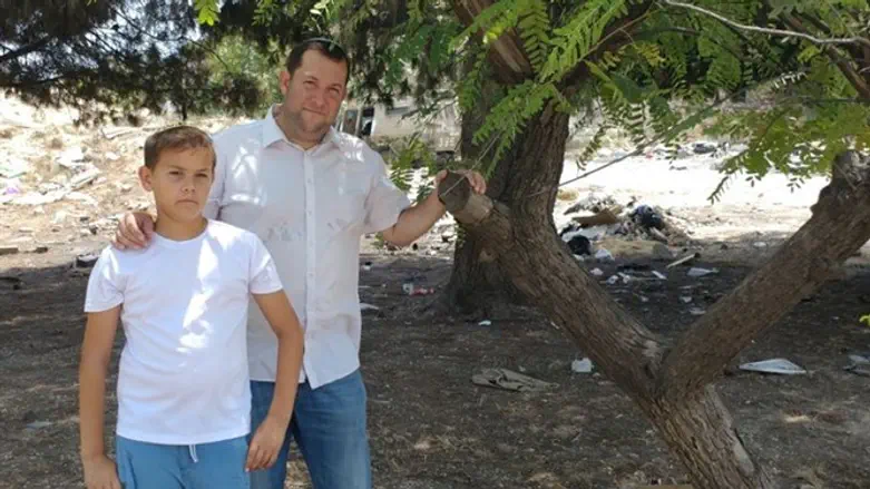 דגן ובנו יאיר רחבעם בצילו של העץ בשא-נור