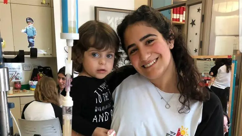 אפרת המתנדבת במחלקה