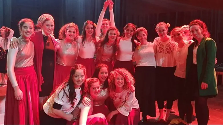 סילמן עם בנות אולפנת שירת הים