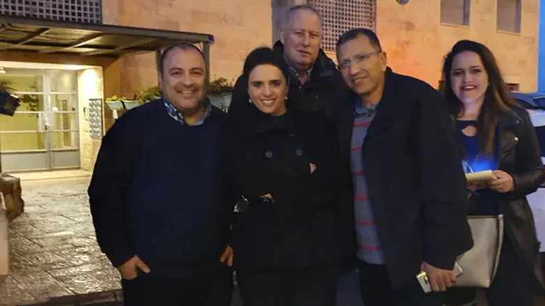 שקד, צמח ופעילים במהלך הסיור