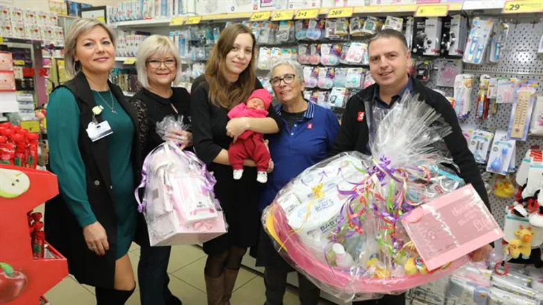 העובדת והצוות שיילד אותה