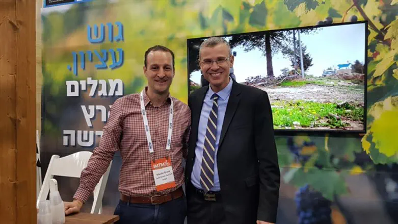 משה ברוס עם שר התיירות יריב לוין