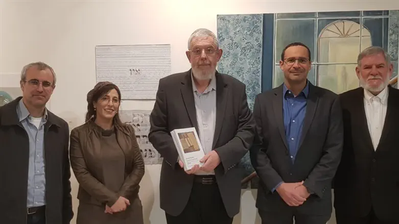 הרב ברנדס משיק את ספרו