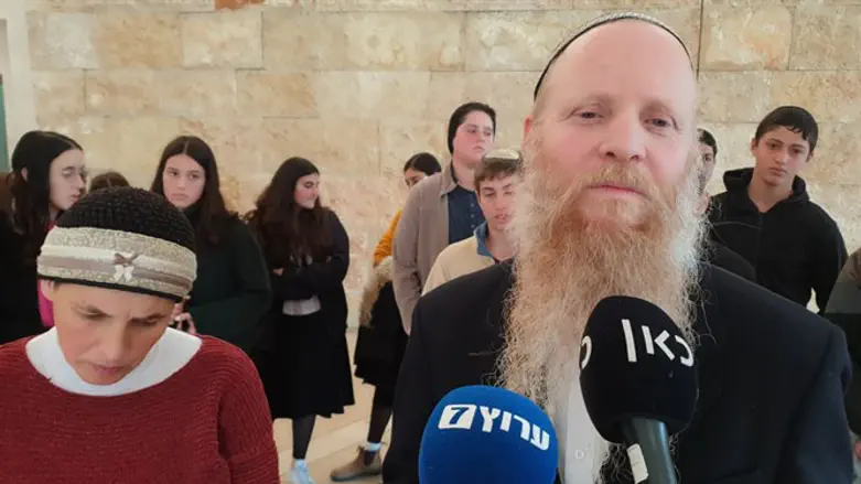 אביה של רנה שנרב