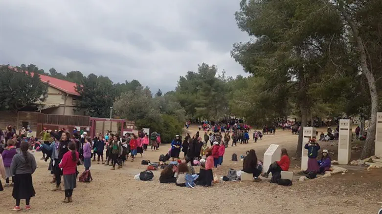 חניכות אריאל ביער להב