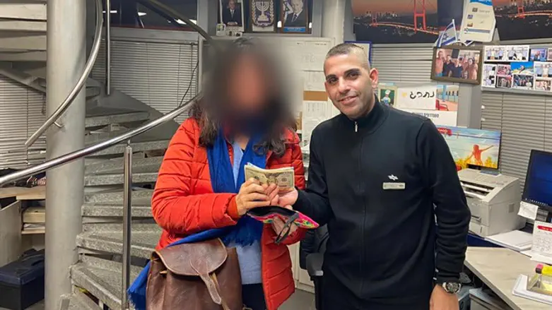 סיגאווי עם התיירת