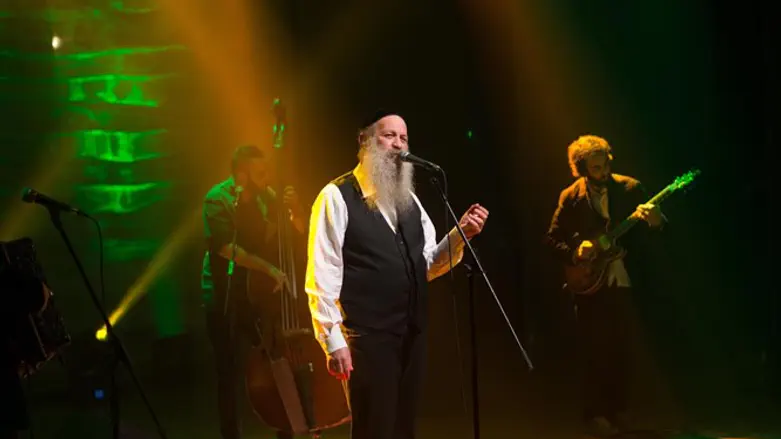 רוב השירים במופע דווקא לא שלו. תשליך