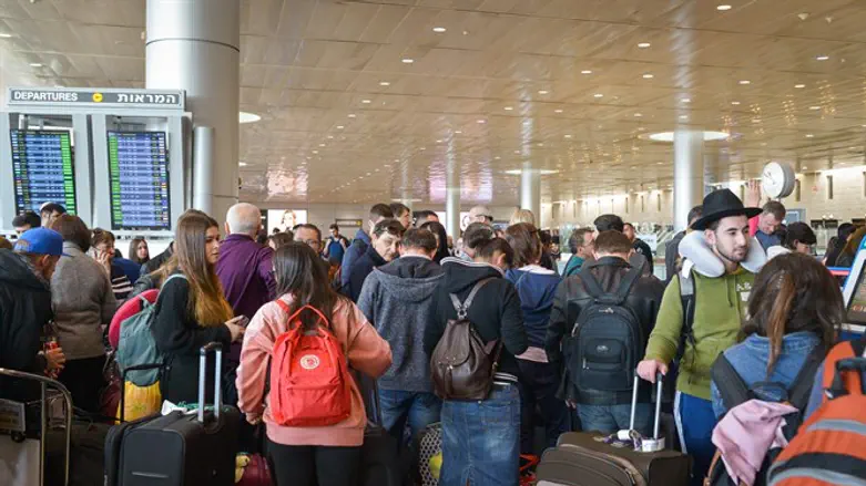 "לא יוצאת לשום מקום שצריך אליו דרכון, וגם לא רוצה שיהיה לי דרכון". נוסעים בנתב"ג