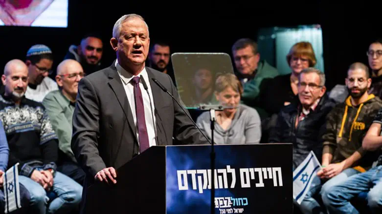 נמנע מלהביע דעה כמעט בכל נושא. גנץ