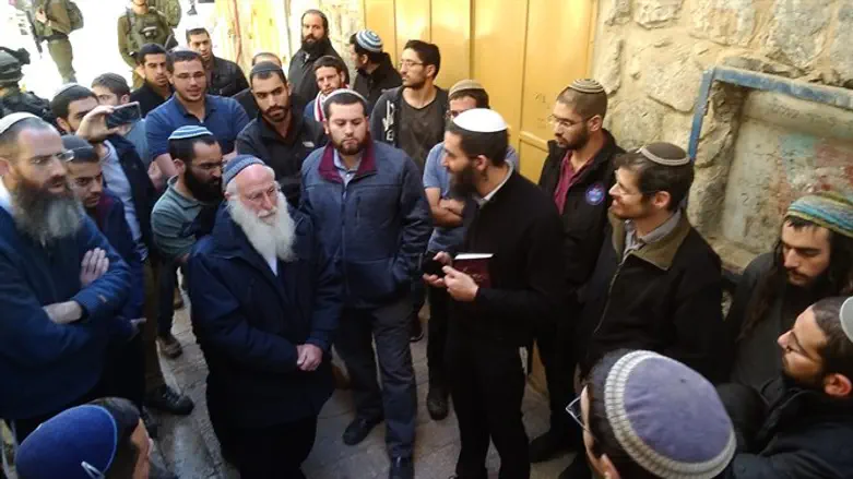 הרב ולדמן עם התלמידים בדרך לשיפוץ האנדרטה