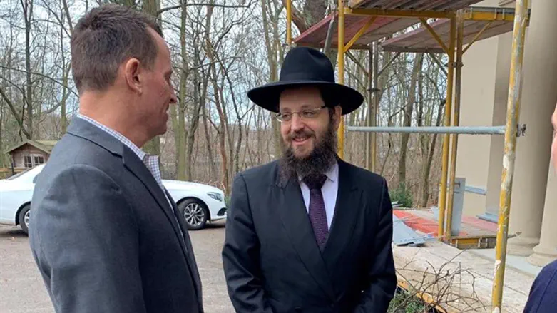 הרב טייכטל עם השגריר האמריקני