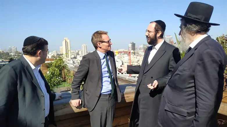 שגריר בריטניה בישראל בביקור בבני ברק