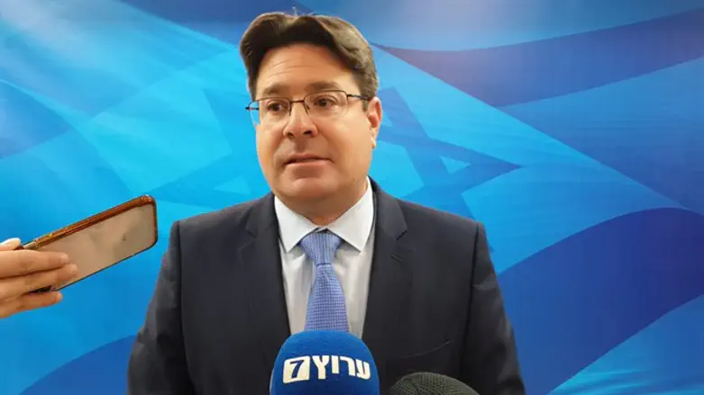 השר אופיר אקוניס