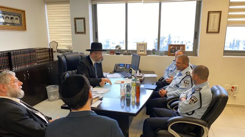 מ"מ המפכ"ל בפגישתו עם הרב לאו