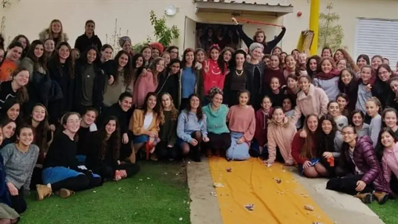 סילמן עם בנות האולפנה