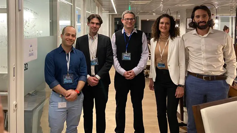 בתמונה: גלעד סרוסי, תמי גוברמן, שי ברנוב, רועי מלצר ותמיר מאירי