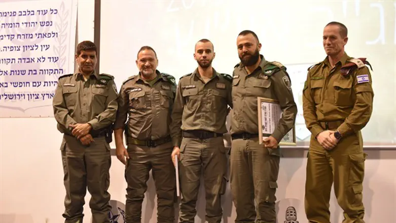 נחישות, תושייה ומקצועיות