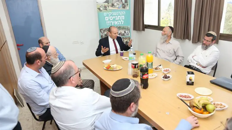 השר בנט בישיבת קרני שומרון