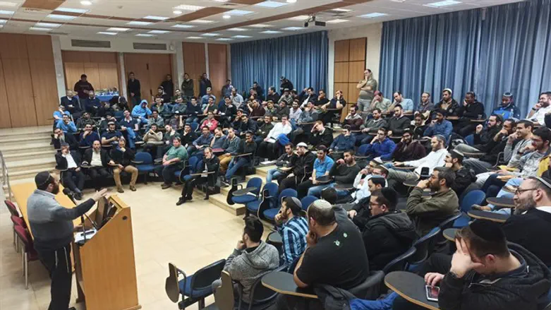 מתי טוכפלד במרכז האקדמי לב