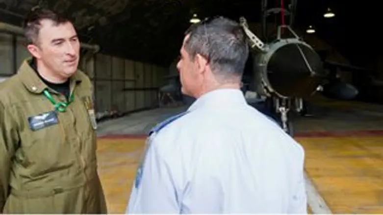 קצין ישראלי ואיטלקי בעובדה