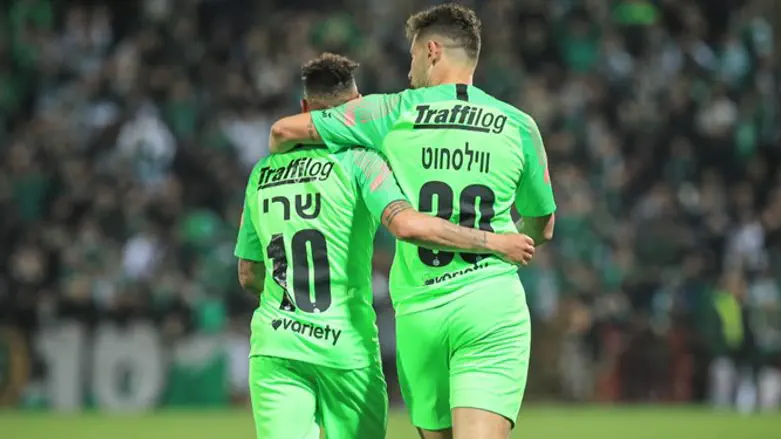 הולנד בחיפה. שחקני חיפה חוגגים הערב