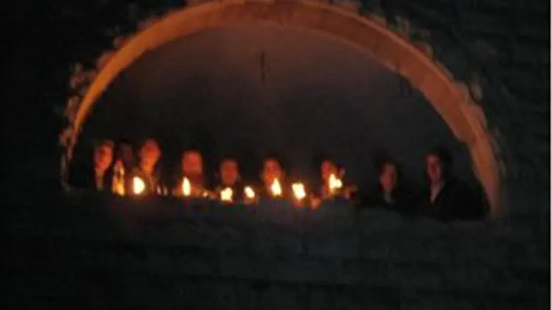 נר שמיני של חנוכה בשא-נור