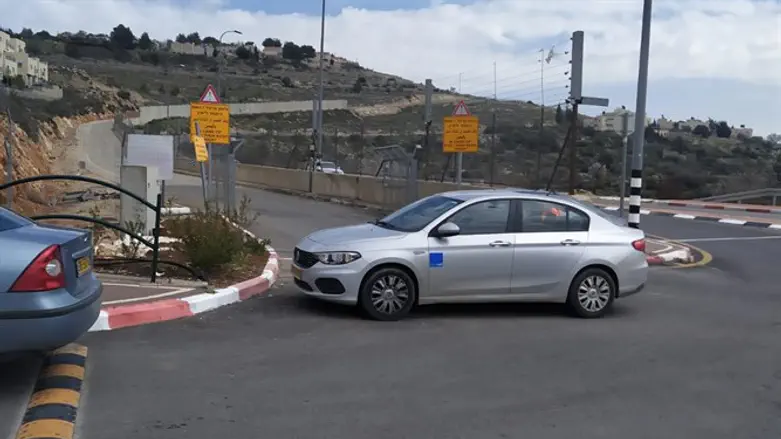 Blocking entrance to Har Gilo
