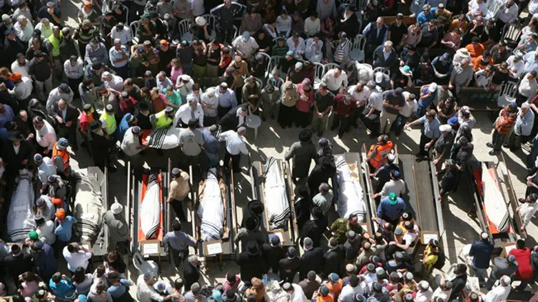 הלווית נרצחי הטבח במרכז הרב