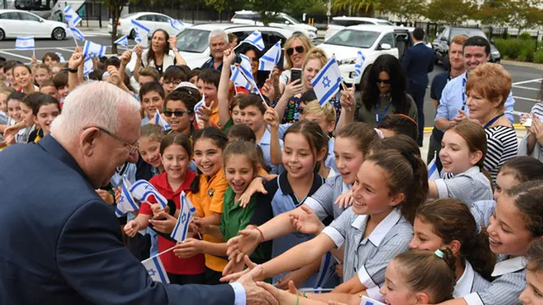President Rivlin with schoolchildren in Melbourne