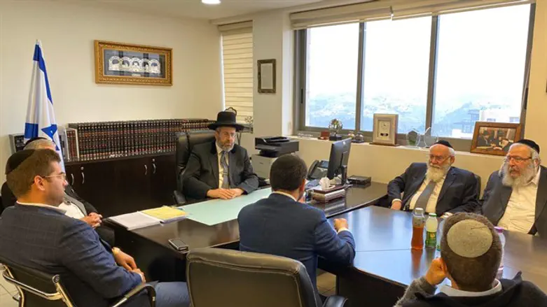 הישיבה בלשכת הרב לאו