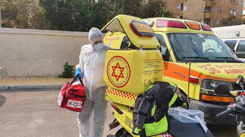 נציג מד"א מגיע לביקור בית