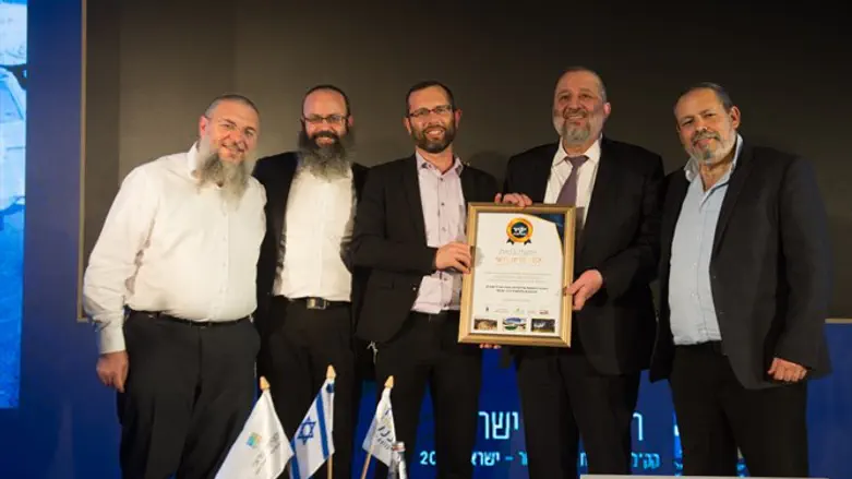 השר דרעי מקבל את האות מראשי המועצות