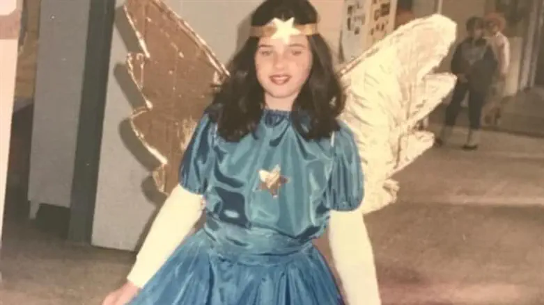 שקד בתחפושת